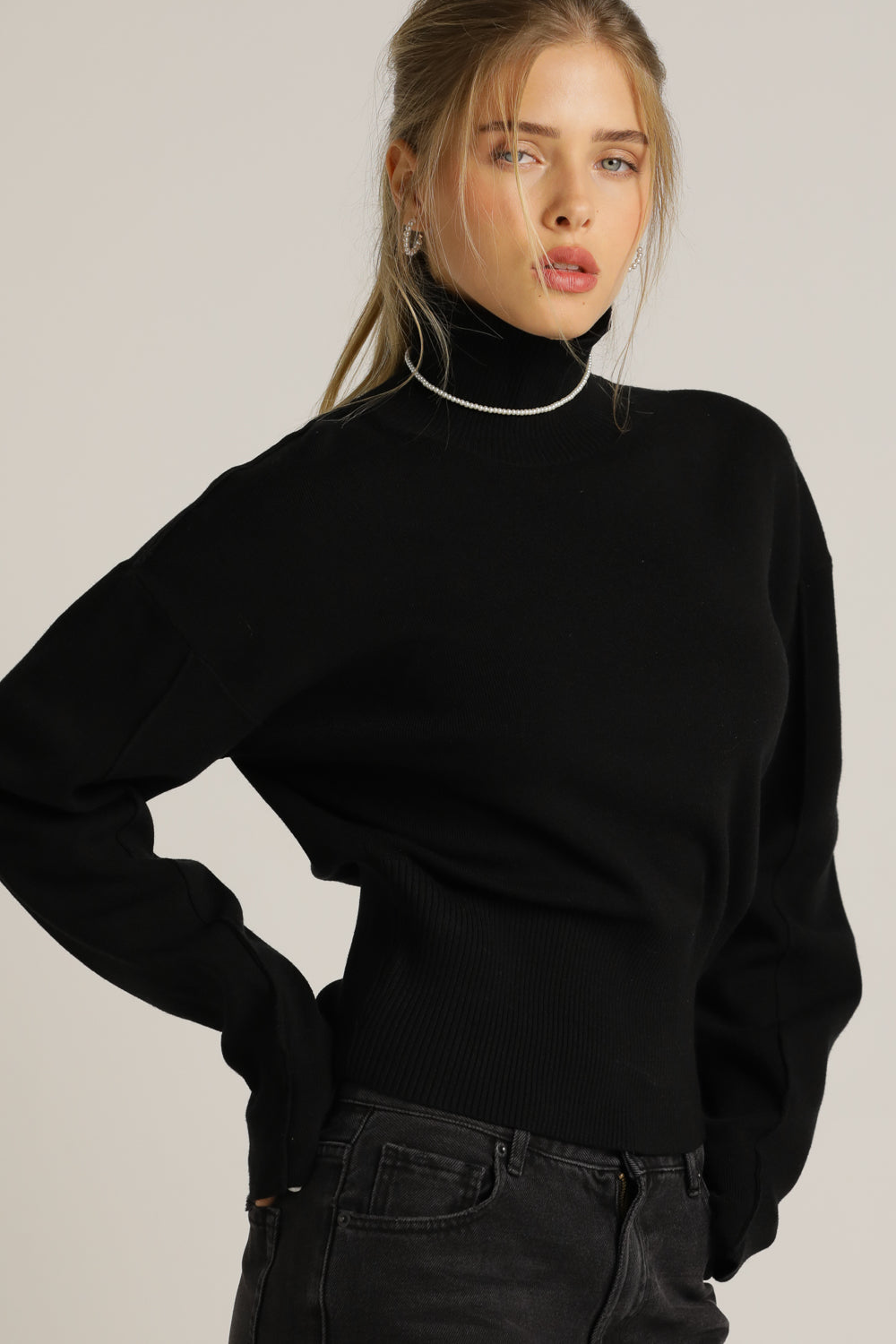 סריג גולף בגזרה קצרה עם שרוולים ארוכים | קנת קול