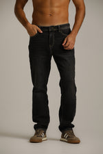 מכנסי ג'ינס במראה שטוף ובגיזרה ישרה | קנת קול