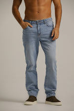 מכנסי ג'ינס במראה שטוף ובגיזרה ישרה | קנת קול