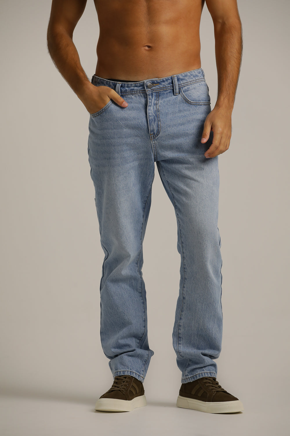 מכנסי ג'ינס במראה שטוף ובגיזרה ישרה | קנת קול