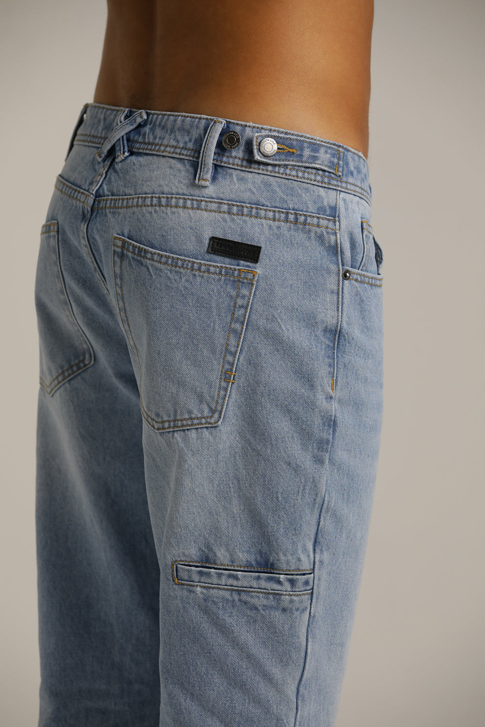 מכנסי ג'ינס במראה שטוף ובגיזרה ישרה | קנת קול