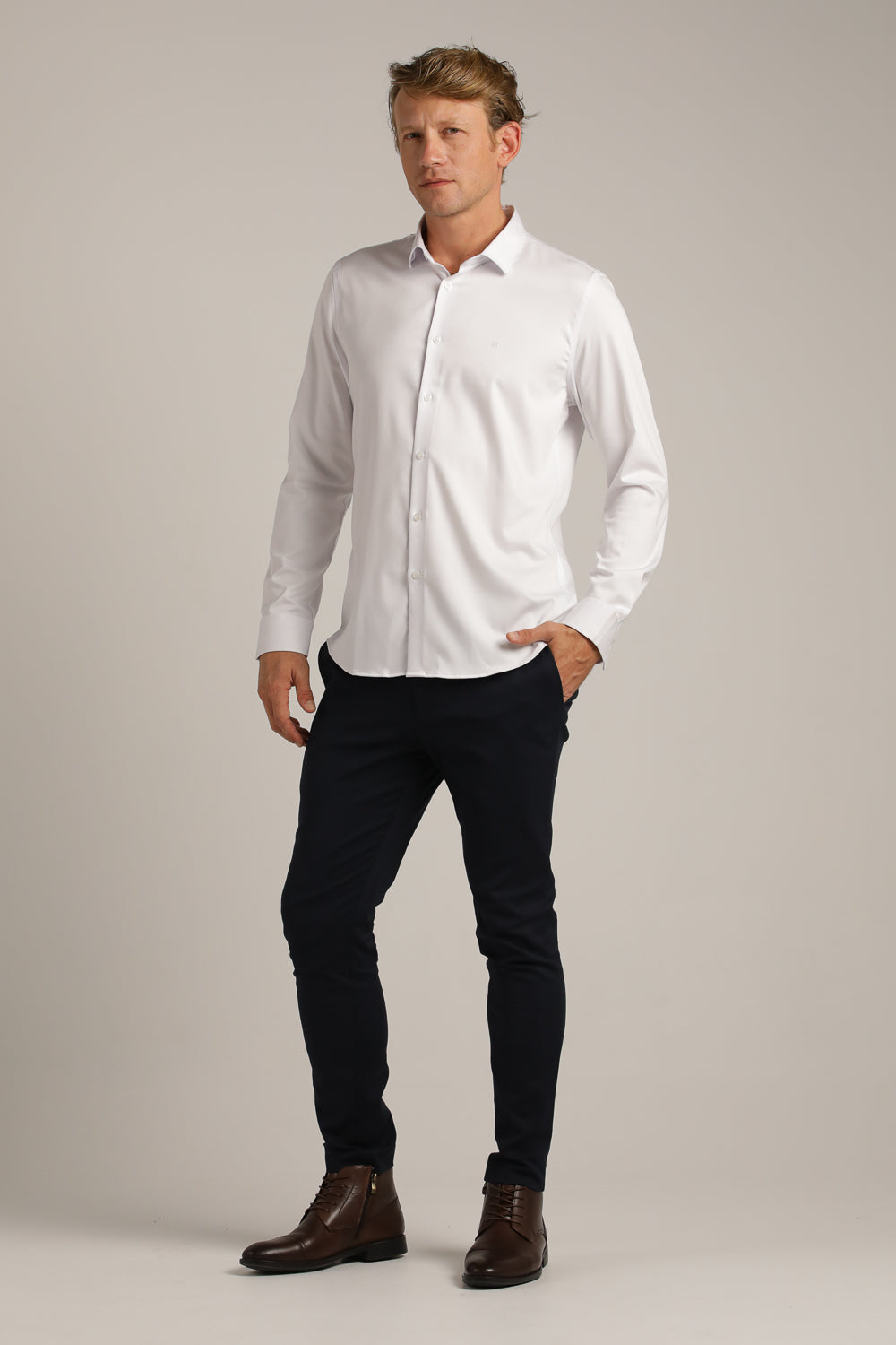 חולצה מכופתרת בגזרת סלים | קנת קול