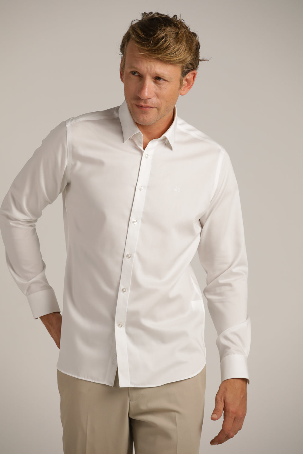 מכופתרת אל קמט בצבע לבן