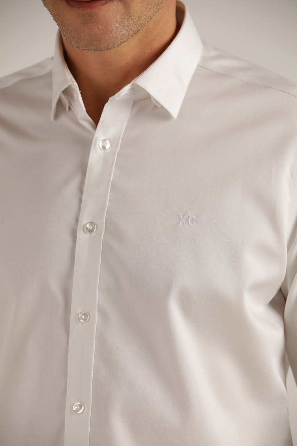 מכופתרת אל קמט בצבע לבן