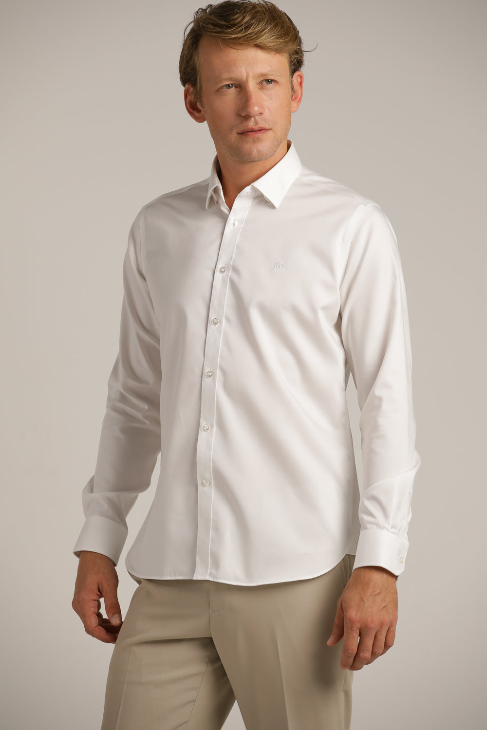 מכופתרת אל קמט בצבע לבן