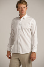 מכופתרת אל קמט בצבע לבן