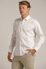 מכופתרת אל קמט בצבע לבן