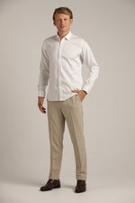 מכופתרת אל קמט בצבע לבן