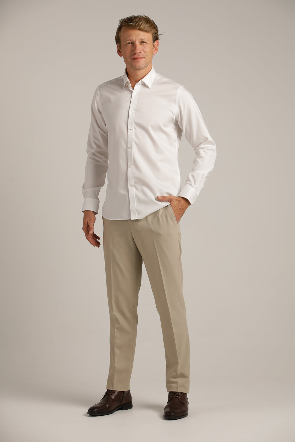 מכופתרת אל קמט בצבע לבן