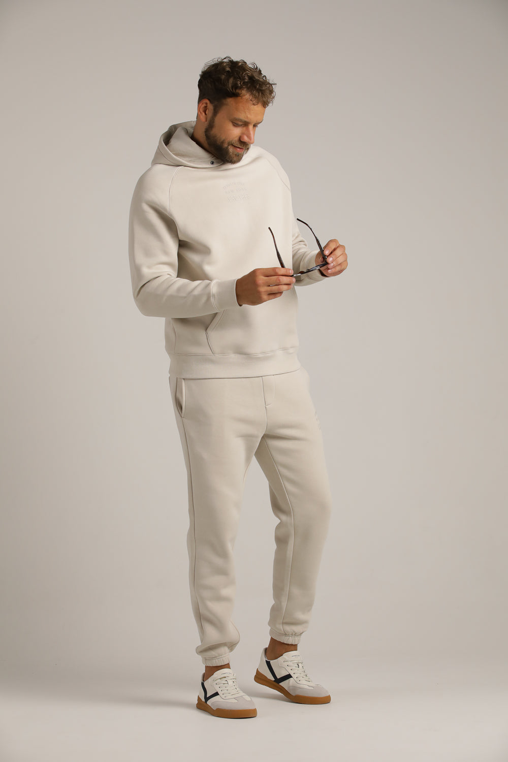 מכנסיים ארוכים עם הדפס לוגו לגברים | קנת קול