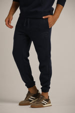 מכנסיים ארוכים עם הדפס לוגו לגברים | קנת קול