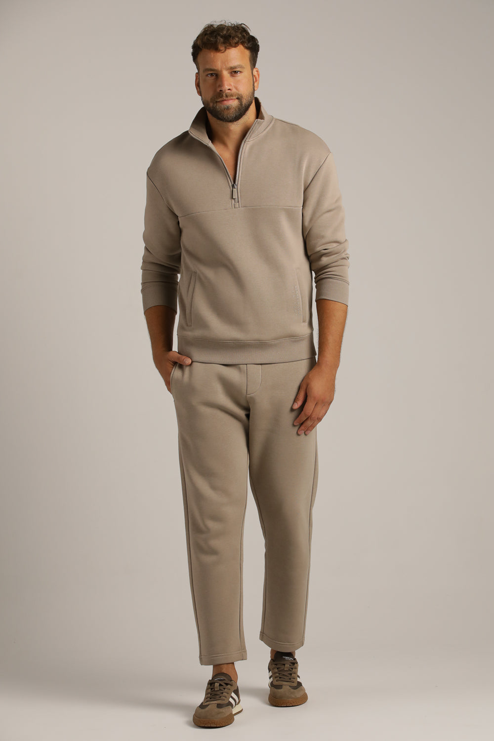 מכנסי טרנינג בגזרה ישרה | קנת קול