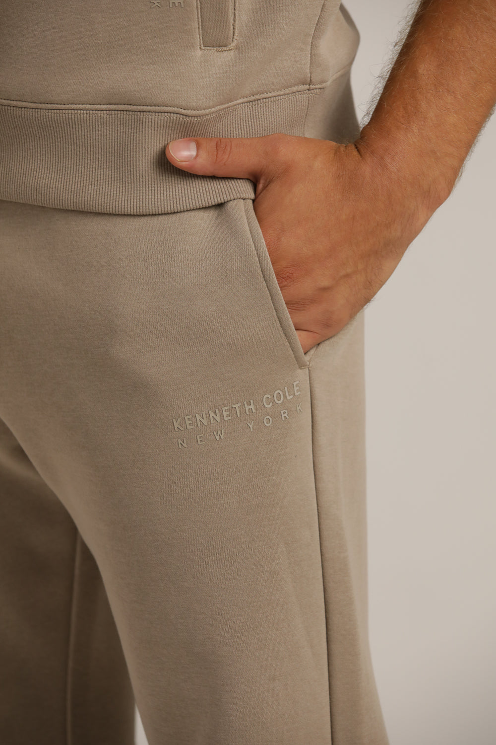 מכנסי טרנינג בגזרה ישרה | קנת קול