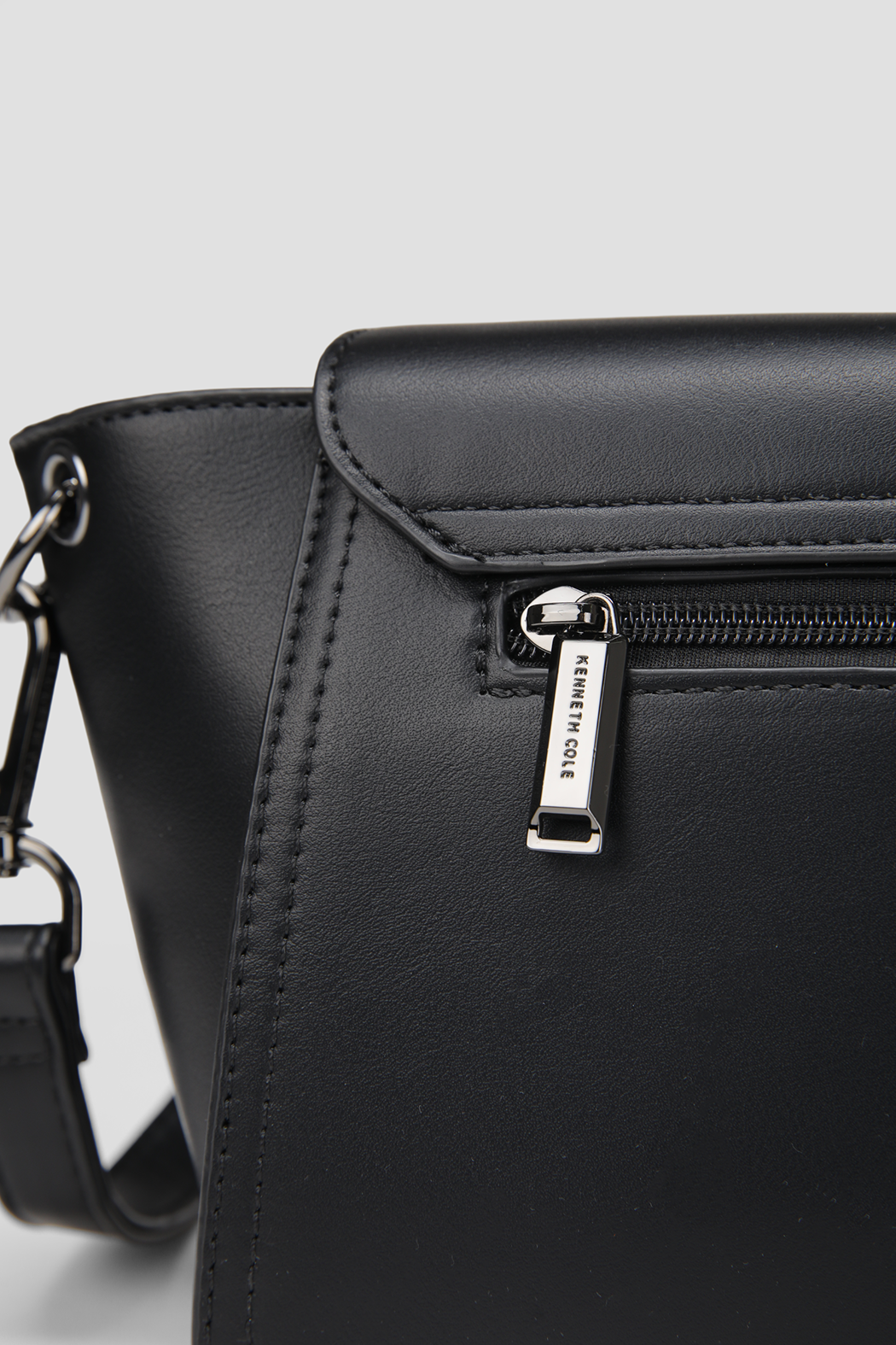 תיק צד אלגנטי עם רצועה מתכווננת | קנת קול 