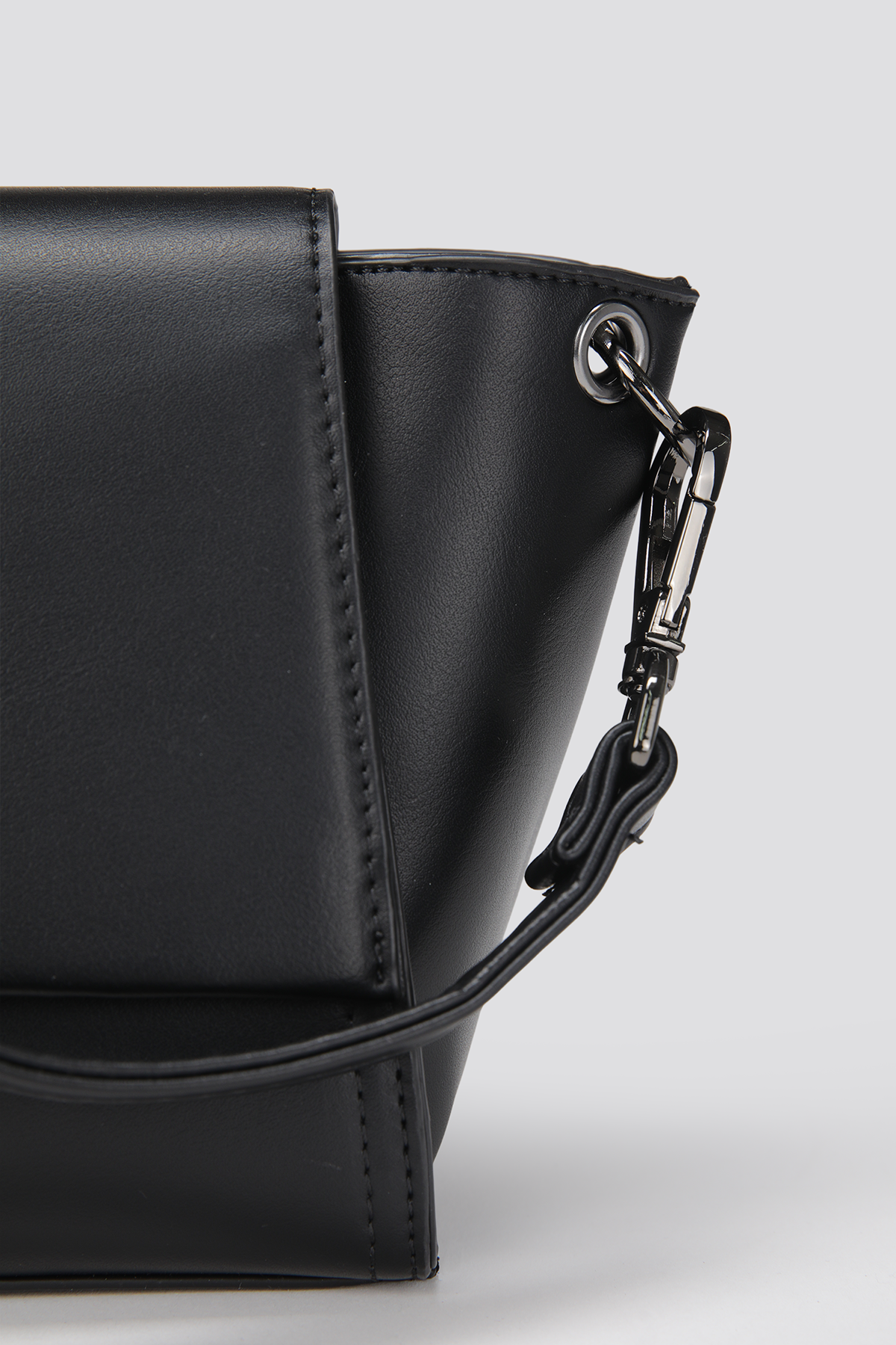 תיק צד אלגנטי עם רצועה מתכווננת | קנת קול 