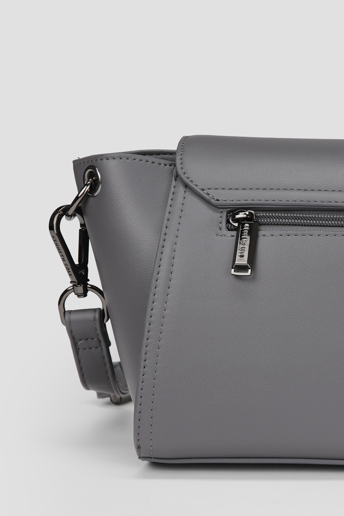 תיק צד אלגנטי עם רצועה מתכווננת | קנת קול 