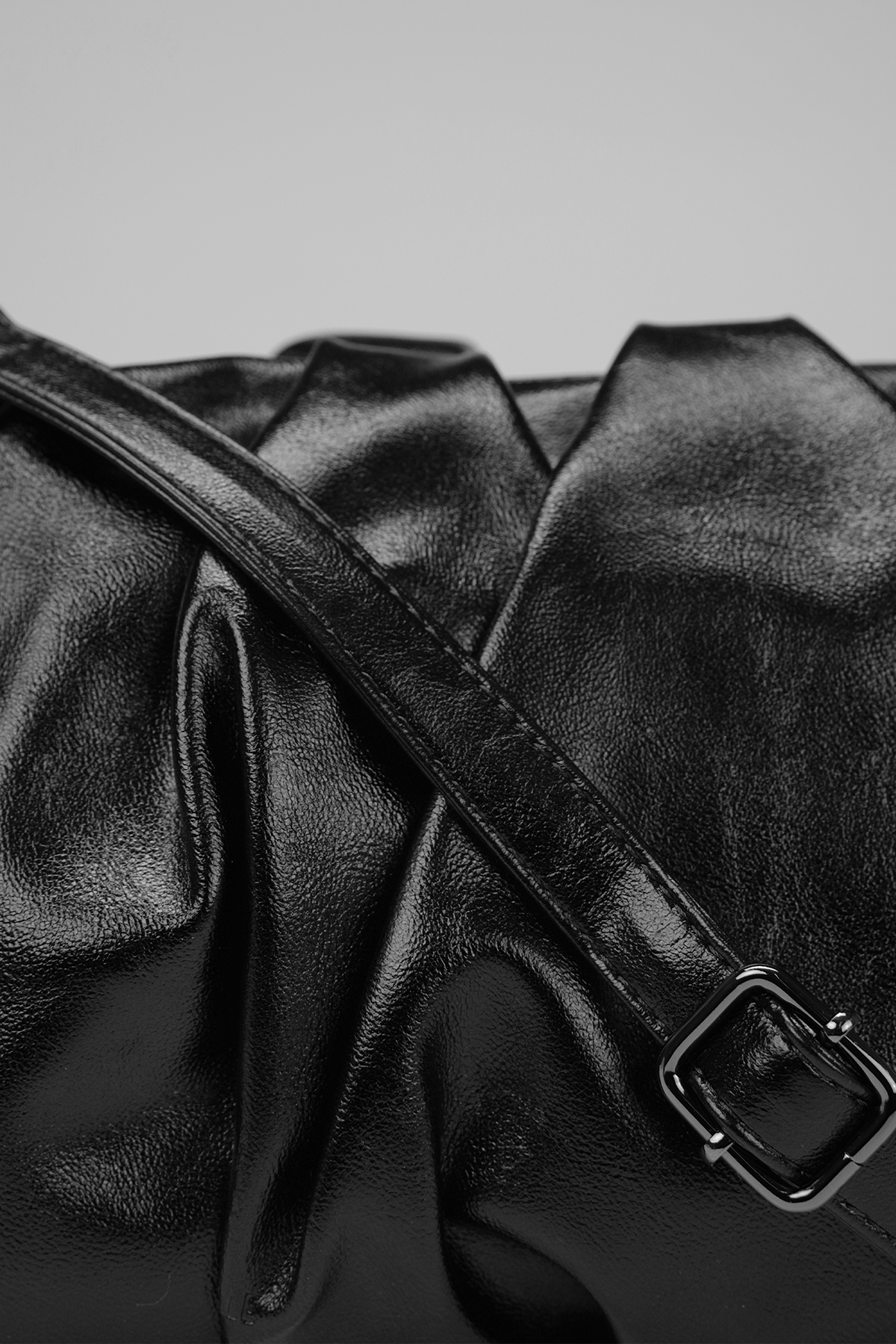 תיק צד אלגנטי בעיצוב כיווצים | קנת קול