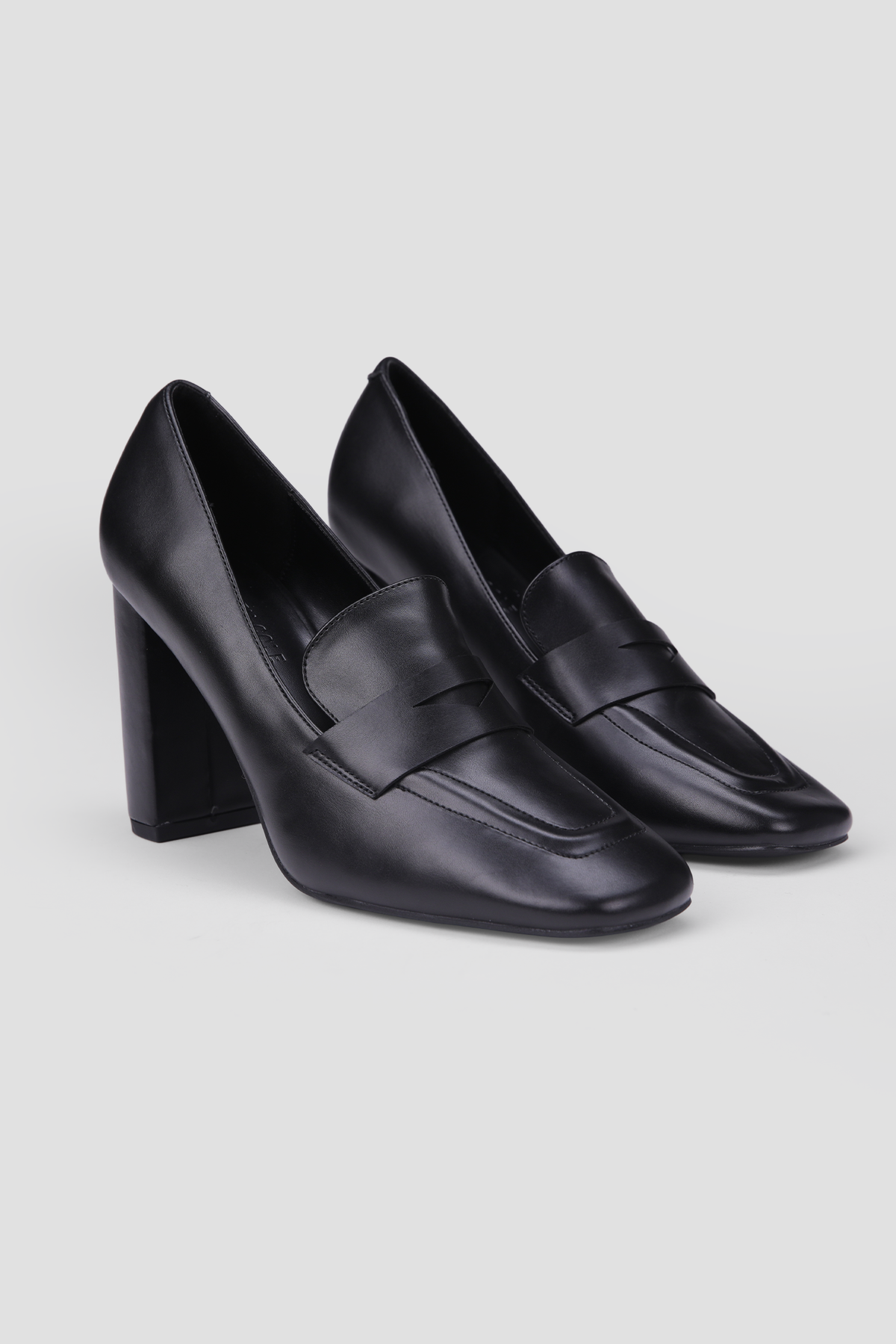 נעלי עקב במראה אלגנטי | קנת קול