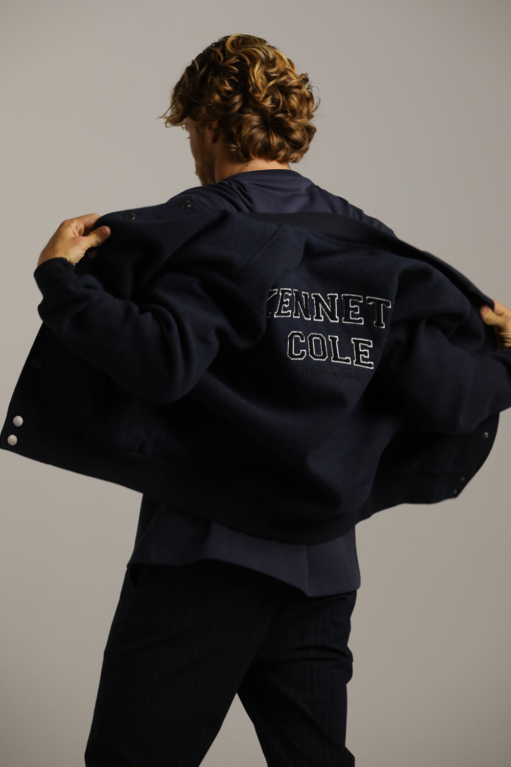 ג'קט בומבר צמרי עם לוגו רקום | קנת קול