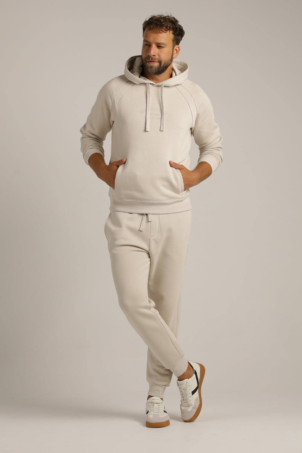 מכנסי טרנינג עם סיומת גומי | קנת קול