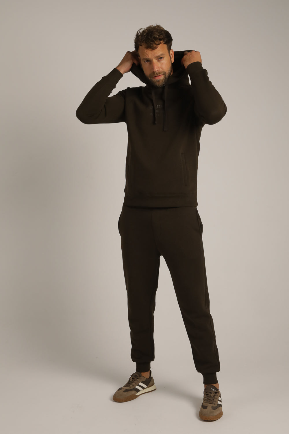 מכנסי טרנינג עם סיומת גומי | קנת קול