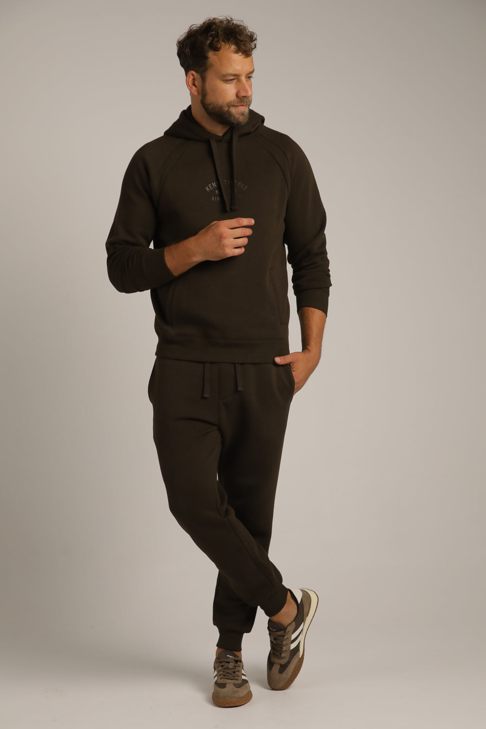 מכנסי טרנינג עם סיומת גומי | קנת קול