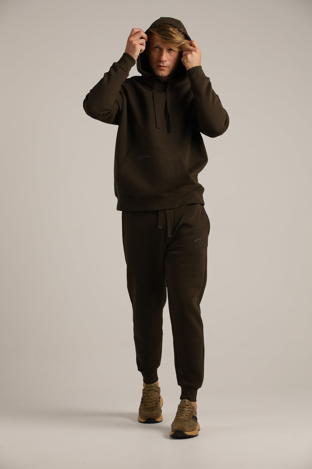 מכנסי טרנינג עם סיומת גומי | קנת קול