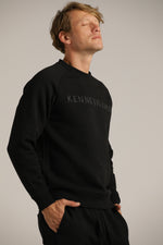 סווטשירט בגזרת רגלן עם לוגו | קנת קול