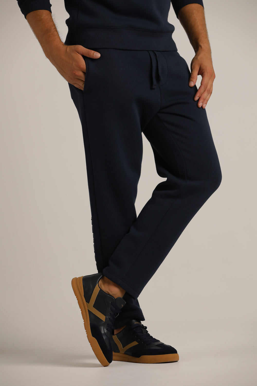 מכנסי טרנינג בגזרה ישרה | קנת קול