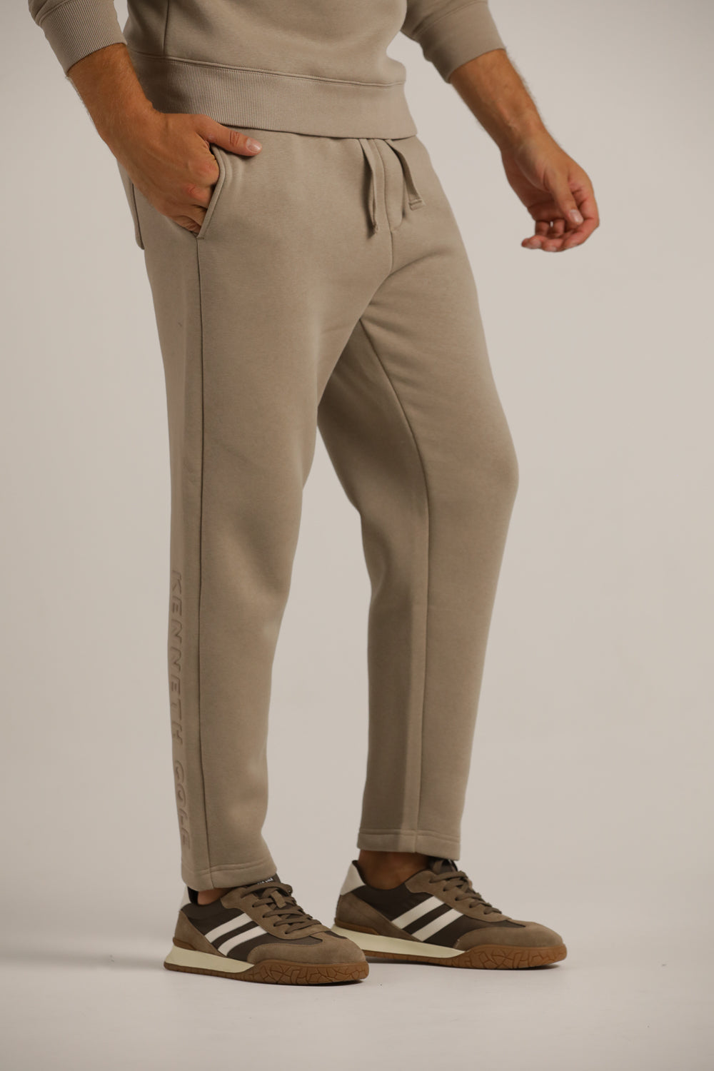 מכנסי טרנינג בגזרה ישרה | קנת קול