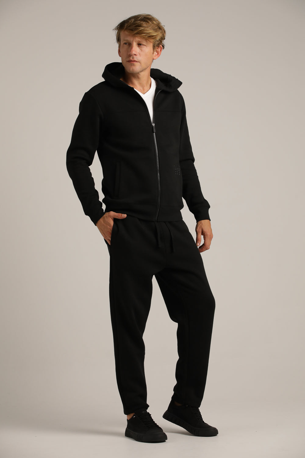 מכנסי טרנינג בגזרה ישרה | קנת קול