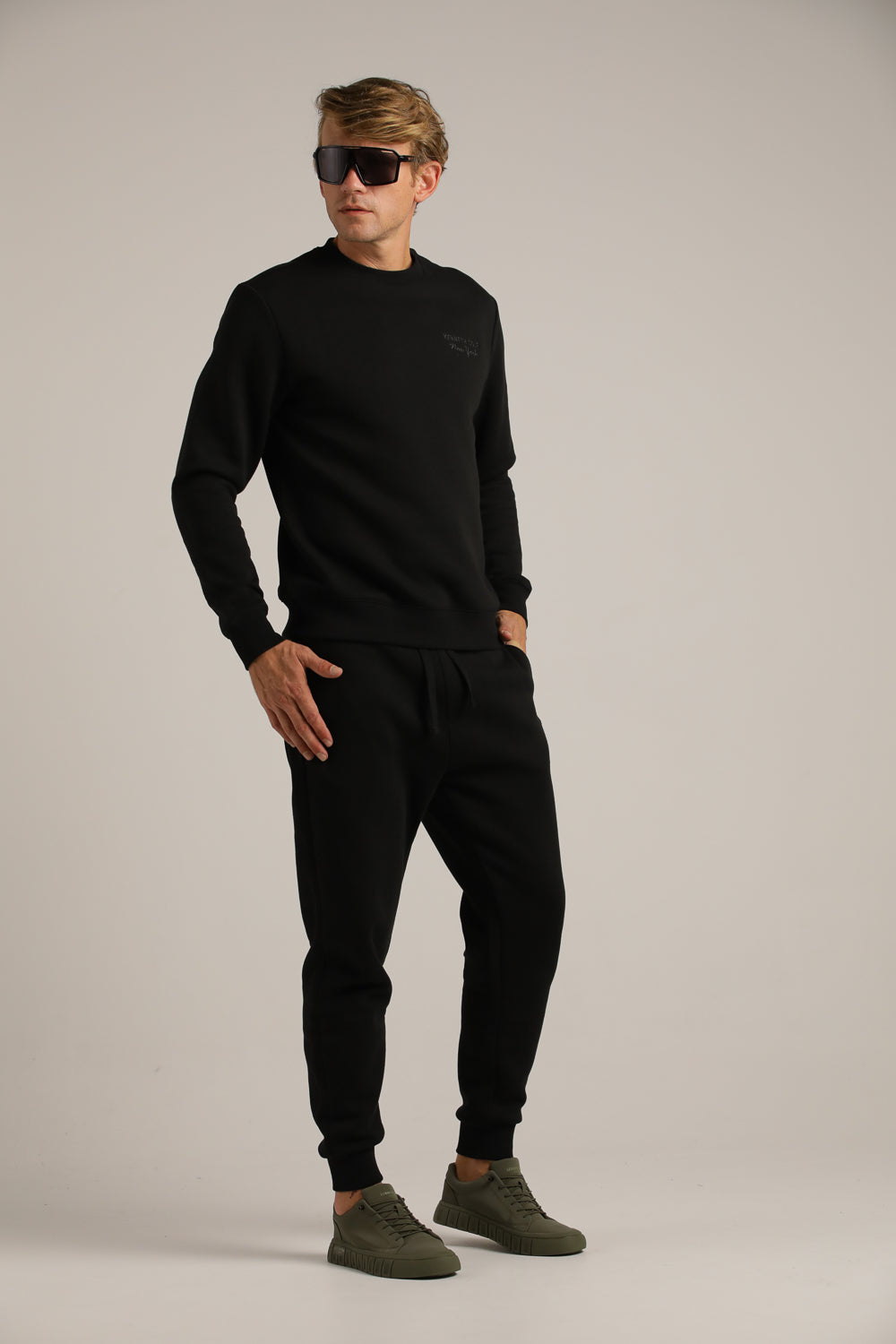 מכנסי טרנינג עם גומי בעקב | קנת קול