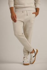 מכנסי טרנינג עם גומי בעקב | קנת קול