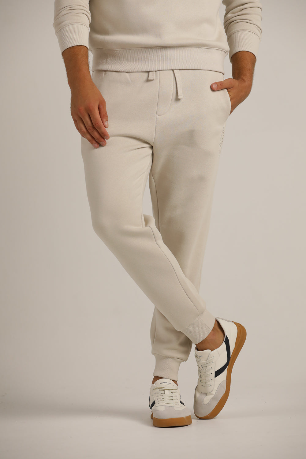 מכנסי טרנינג עם גומי בעקב | קנת קול