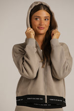 ג'קט עם סיומת גומי ממותגת | קנת קול