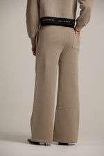 מכנסי טרנינג בגזרה רחבה | קנת קול