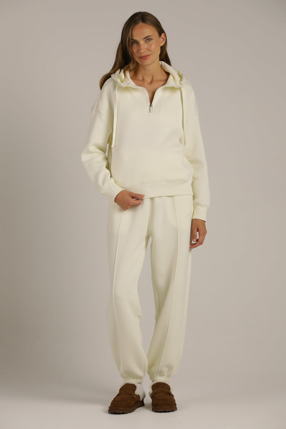 מכנסי טרנינג עם גומי בסיומת | קנת קול