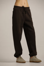 מכנסי טרנינג עם גומי בסיומת | קנת קול