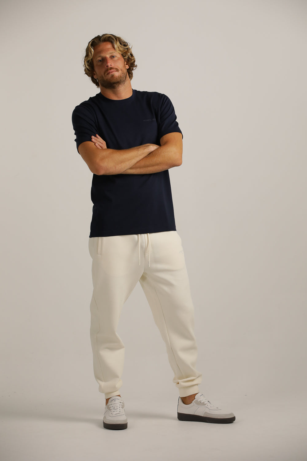 טישרט צווארון עגול עם לוגו | קנת קול