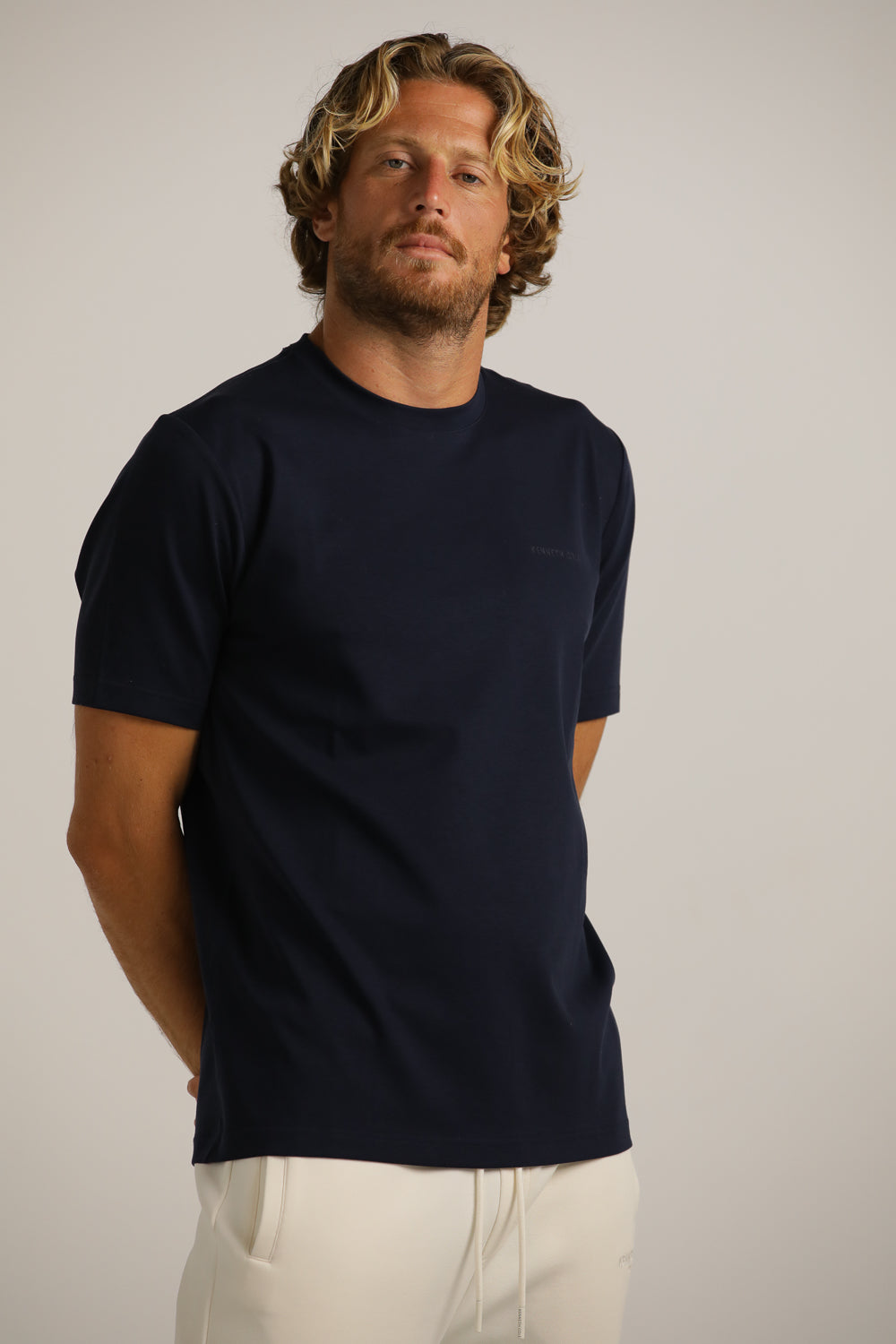 טישרט צווארון עגול עם לוגו | קנת קול