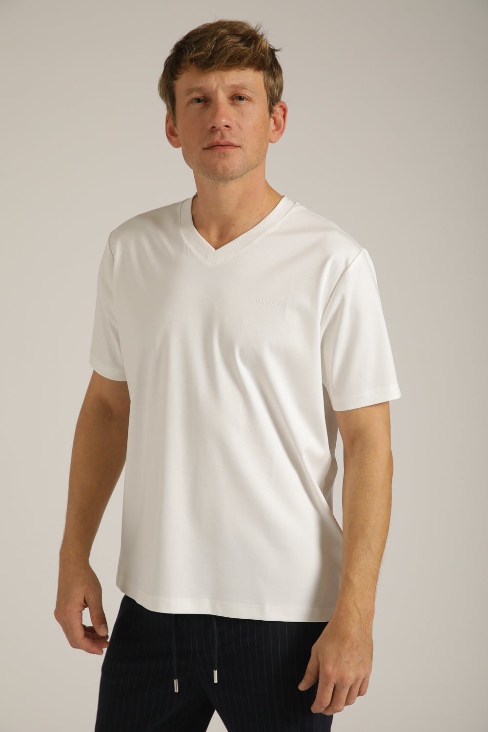 טישירט קצרה עם צווארון וי | קנת קול