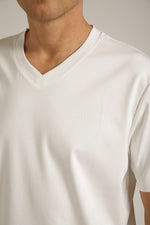 טישירט קצרה עם צווארון וי | קנת קול