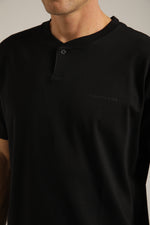 טישירט קצרה עם צוארון הנלי | קנת קול