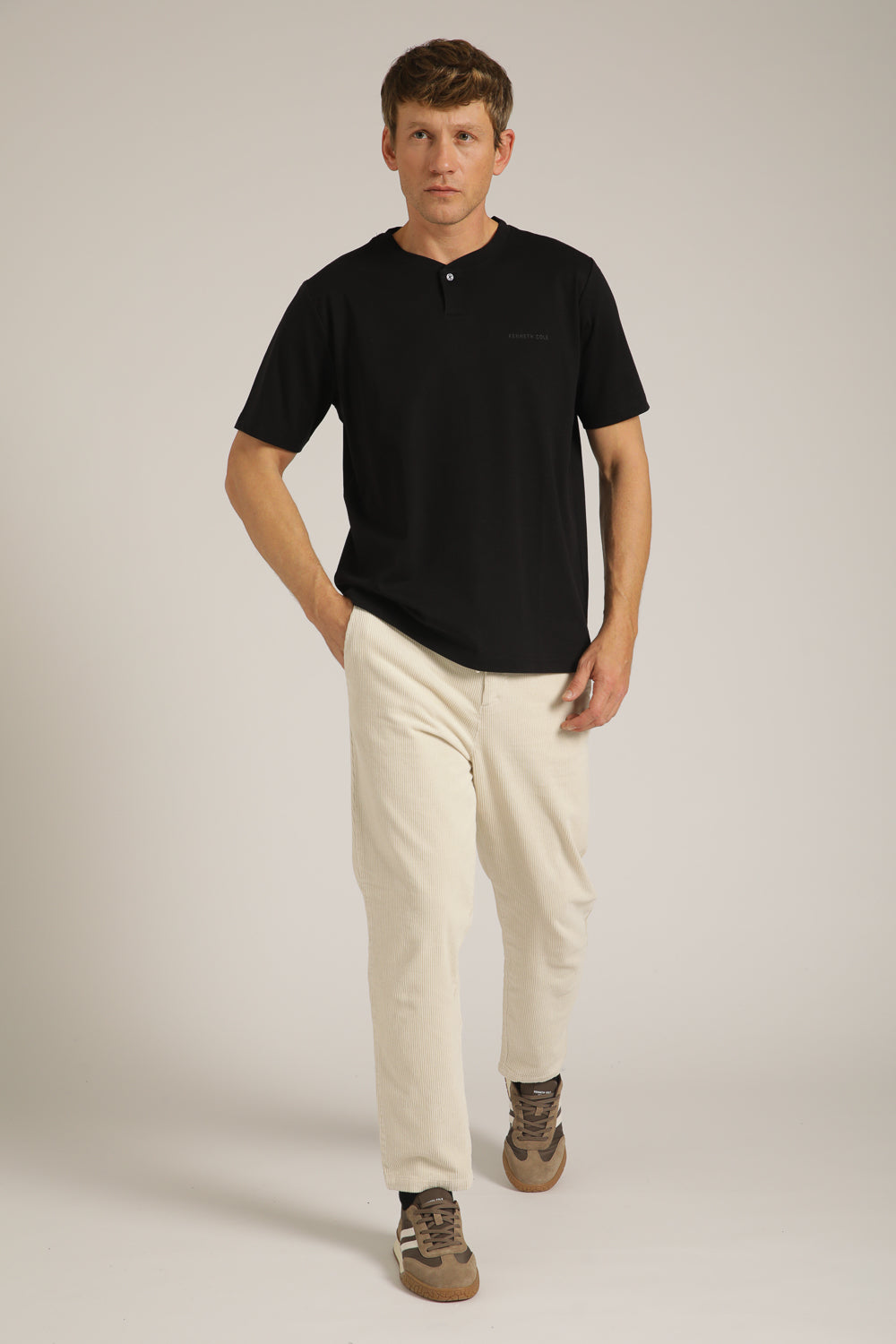 טישירט קצרה עם צוארון הנלי | קנת קול