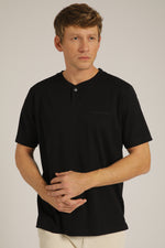 טישירט קצרה עם צוארון הנלי | קנת קול