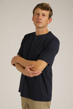 טישירט קצרה עם צוארון הנלי | קנת קול