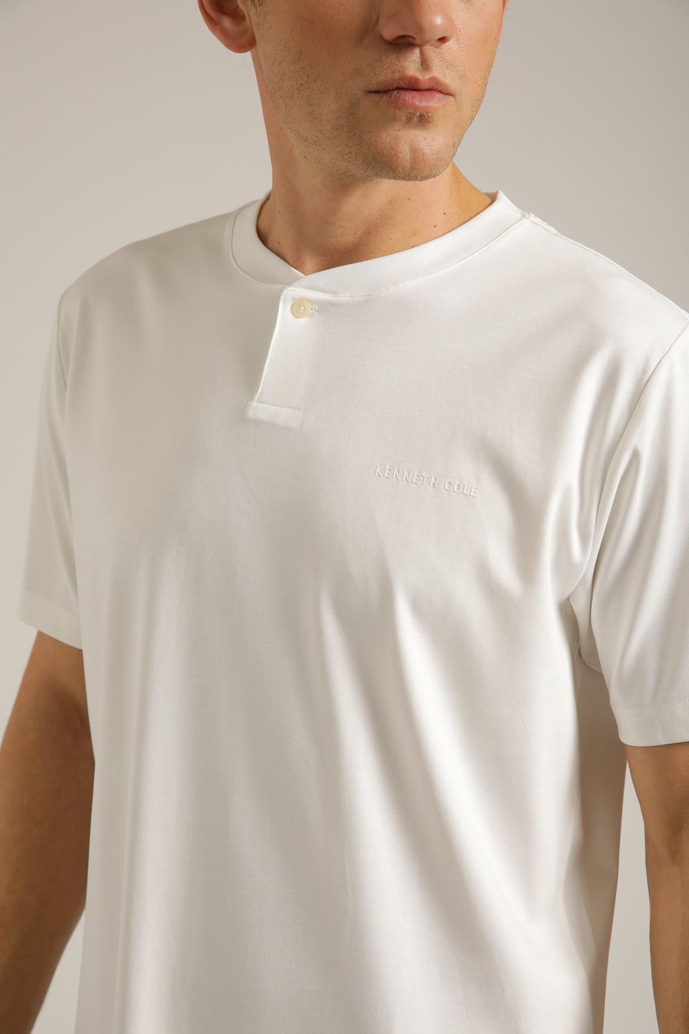 טישירט קצרה עם צוארון הנלי | קנת קול