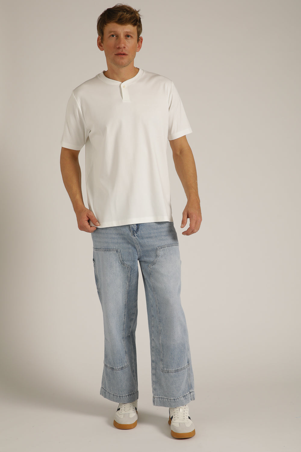 טישירט קצרה עם צוארון הנלי | קנת קול