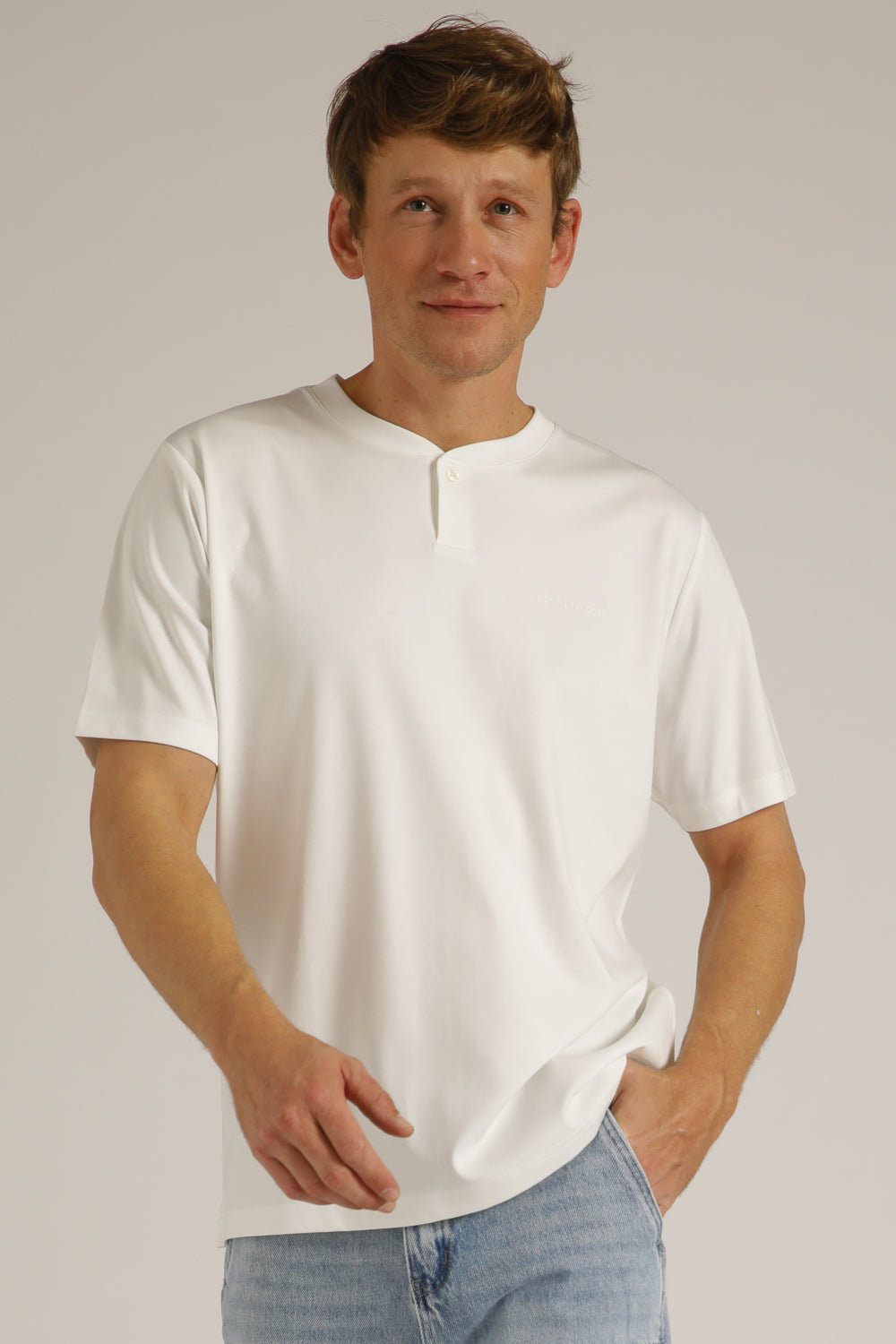 טישירט קצרה עם צוארון הנלי | קנת קול