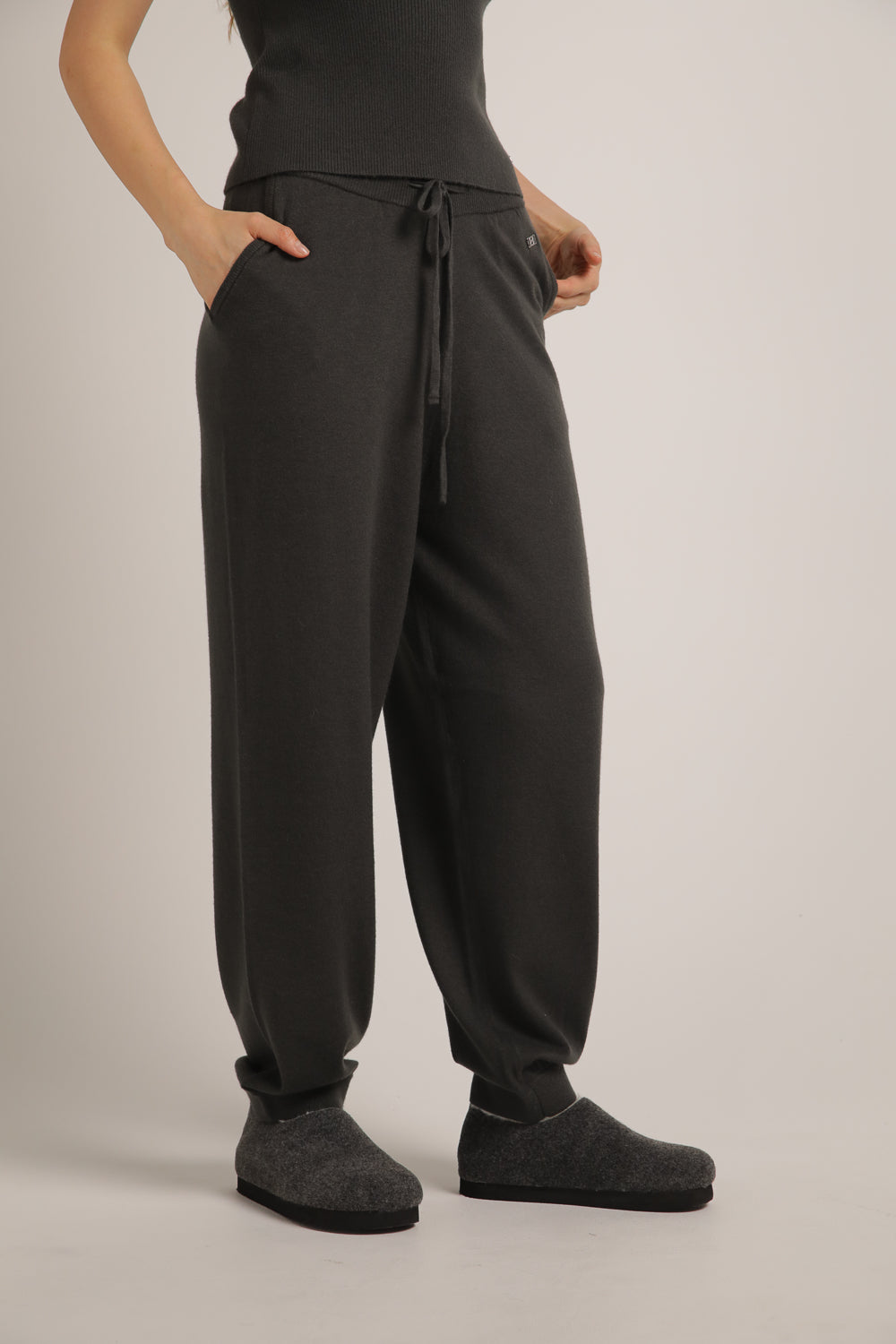 מכנסי סריג עם סיומת צמודה | קנת קול